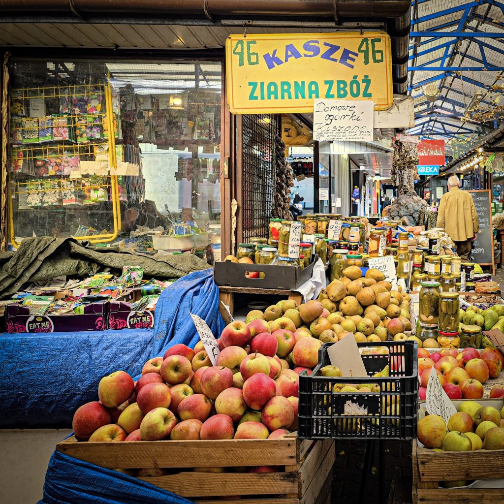 magasin de fruits dans une allee du marché Stary Kleparz a cracovie