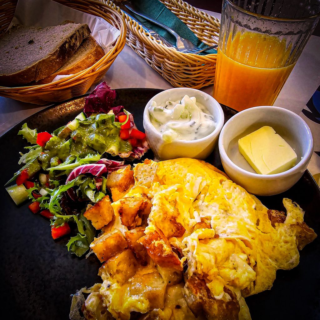 Assiette de petit dejeuner complet servi chez chalka a cracovie