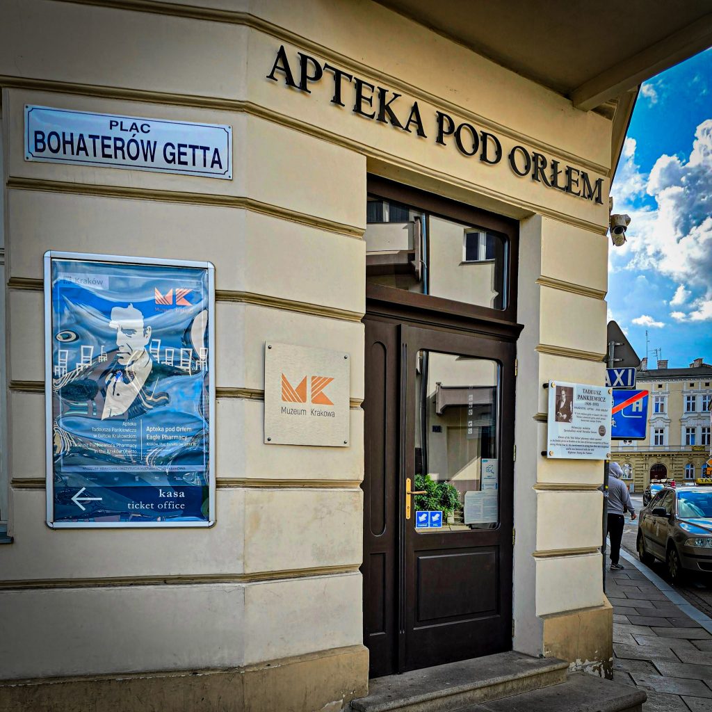 entree de la pharmacie apteka pod orlem dans le ghetto juif de cracovie