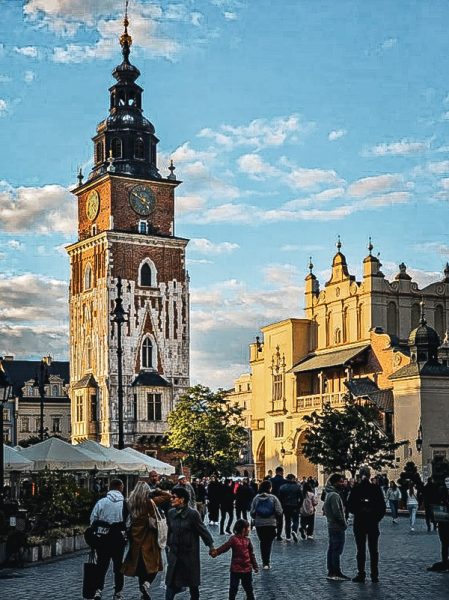 tour de la basilique sainte marie dans le centre de cracovie