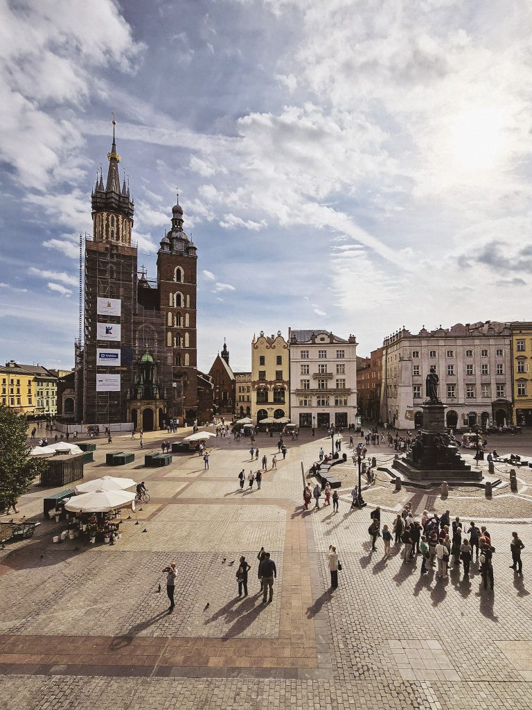 place centrale de cracovie vue de la basilique sainte marie et ses deux tours