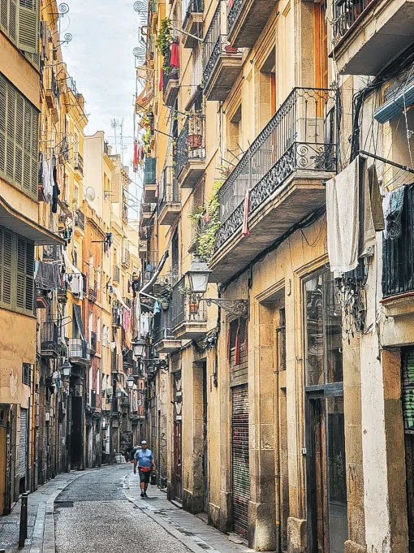 ruelle typique batiment et linge qui pend au fenetres dans le quartier el raval de barcelone