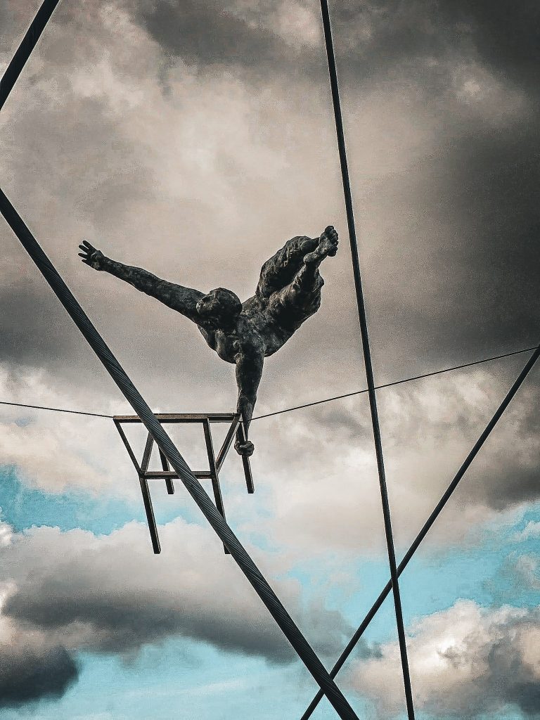 statue d'acrobates sur le pont de cracovie
