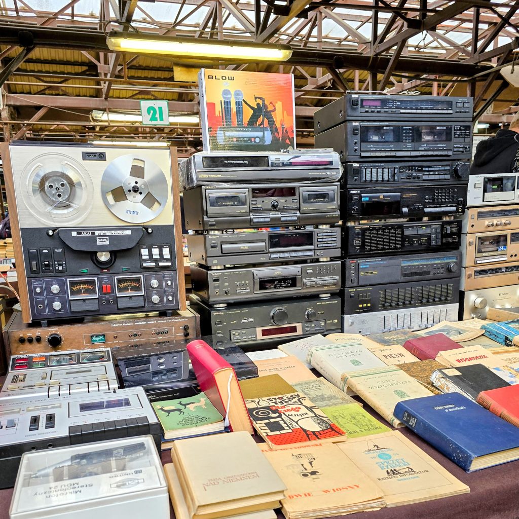 stand de chaines hifi vintage au Marché aux puces de Hala Targowa un dimanche à Cracovie