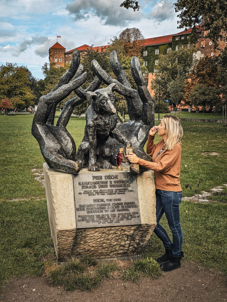 Statue de Dżok the dog au bord de la Vistule à Cracovie