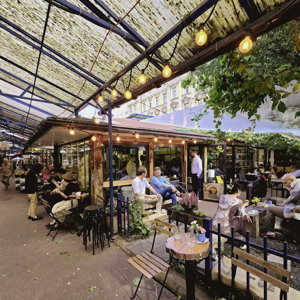 terrasse animée d'un marche de cracovie