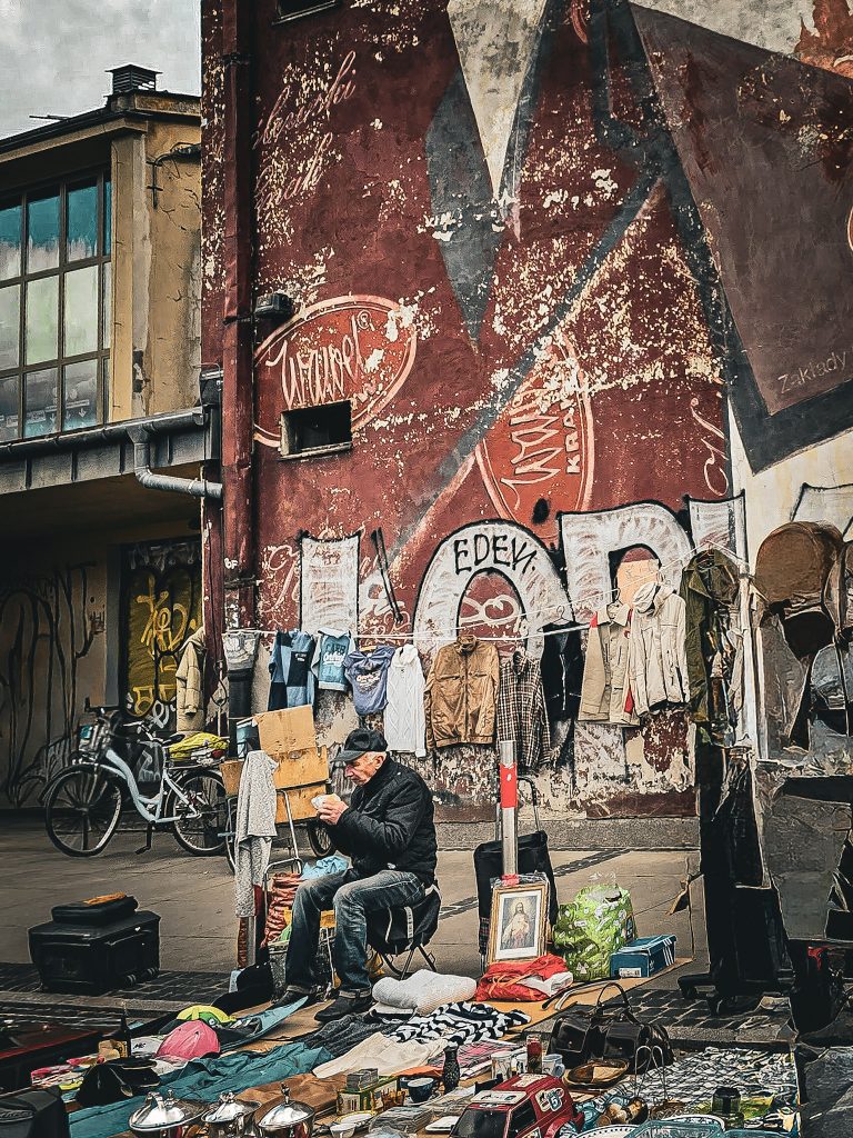 vendeur au Marché aux puces de Hala Targowa un dimanche à Cracovie