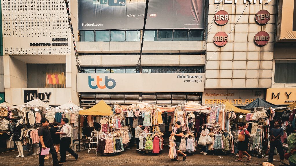 stand de vetements au marché de pratunam a bangkok