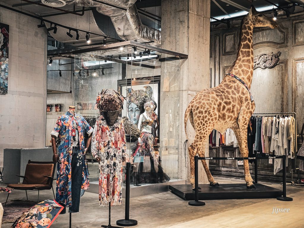 boutique de createur avec decoration girafe au emsphere de bangkok en thailande