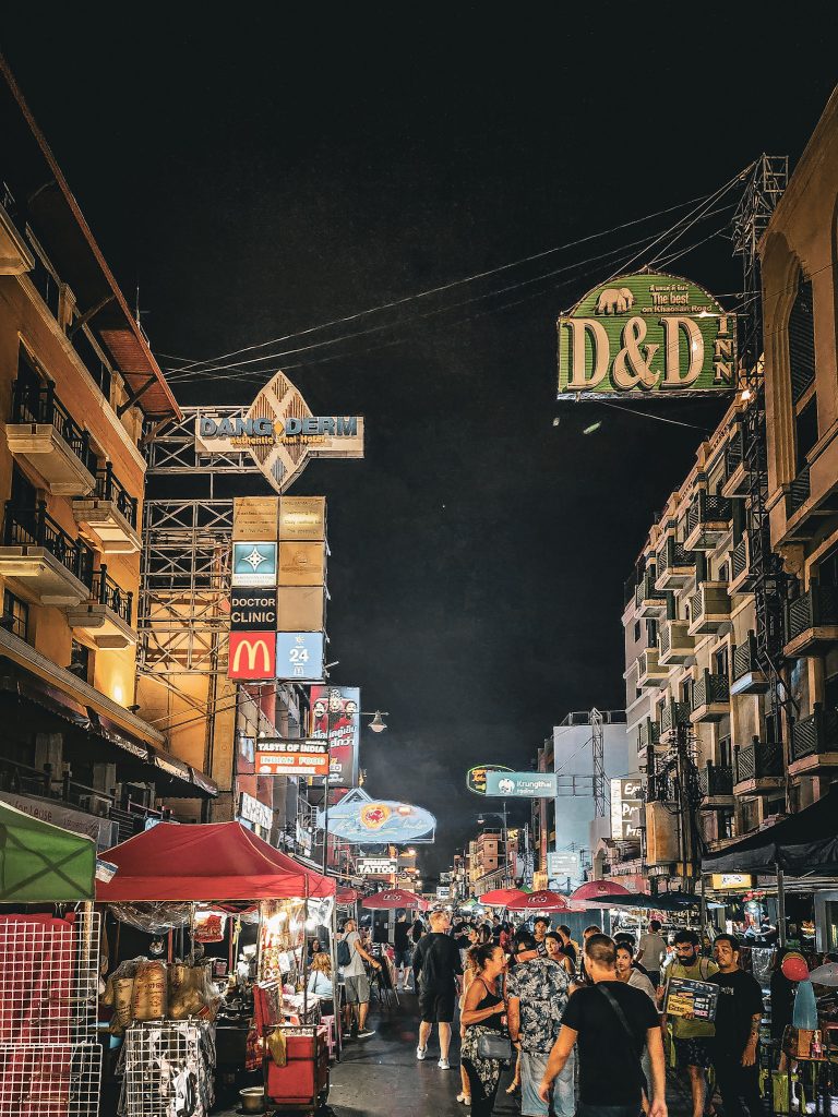 khaosan road la mythique rue des backpachers de bangkok la nuit