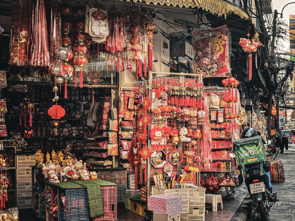 boutique de souvenirs typiquement chinoise dans le quartier de chinatown a bangkok