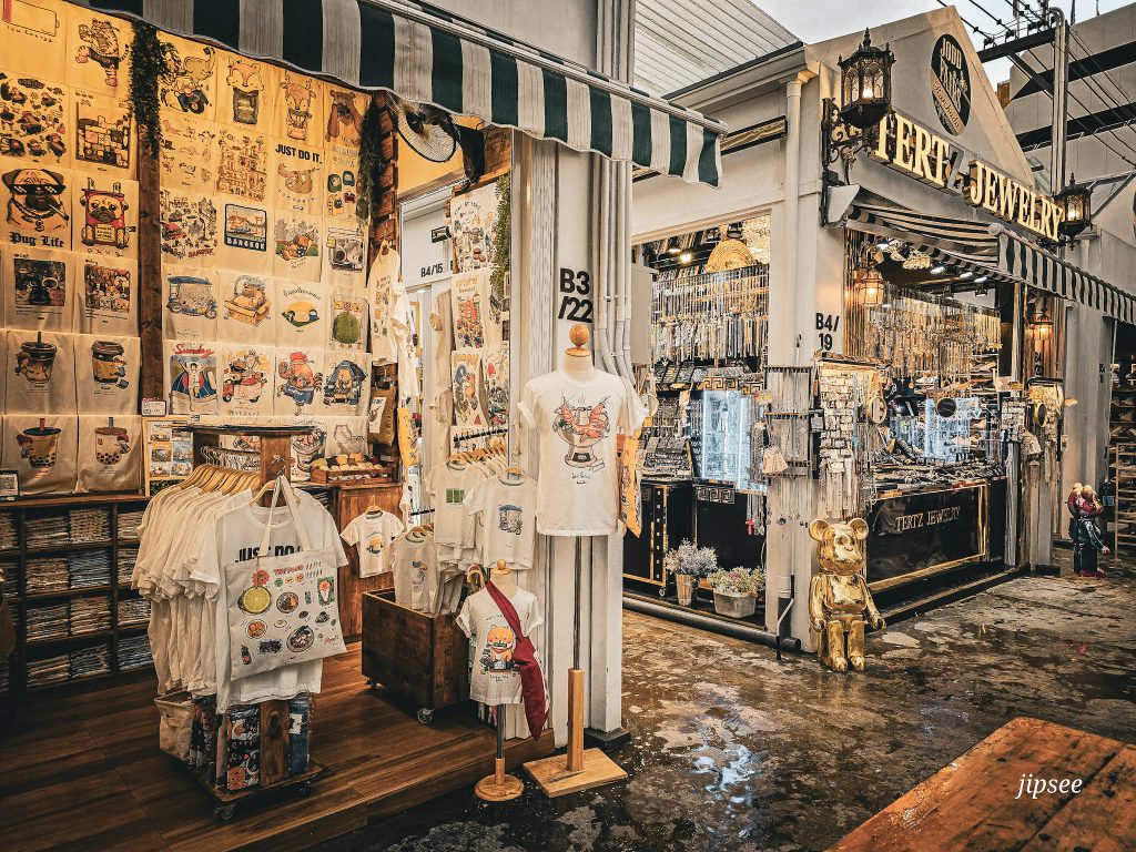 stand de tee shirt tote bag et bijoux dans les allees du jodd fair night market de bangkok