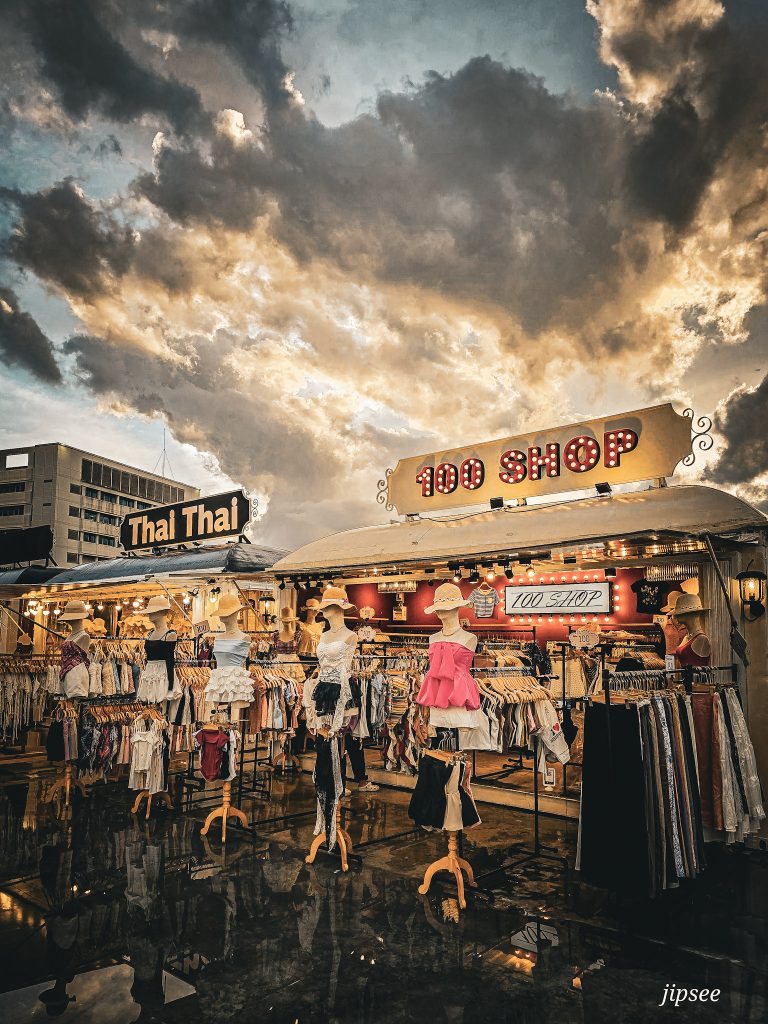 stand de vetements pour femme au jodd fair market night market de bangkok