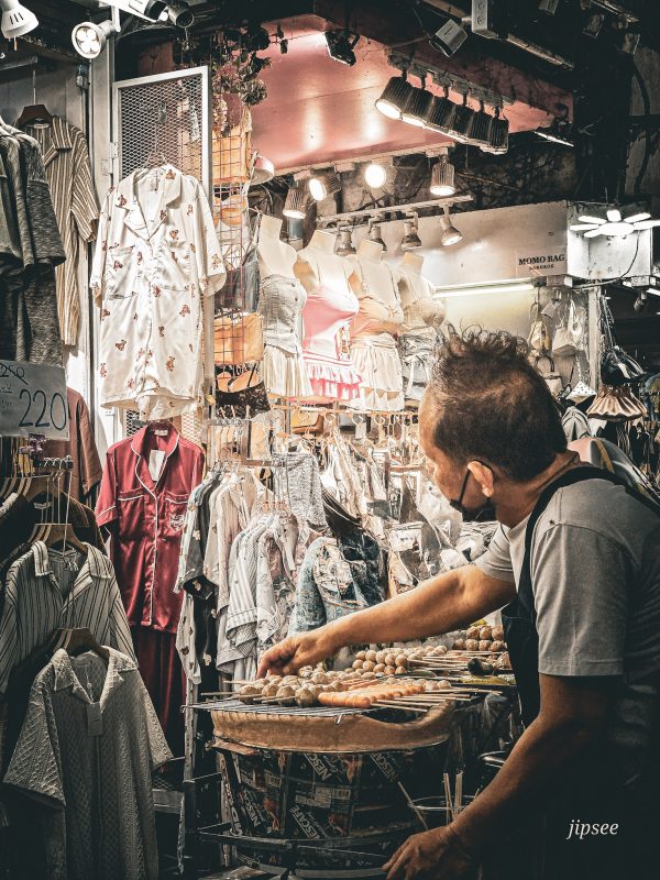 vendeur de brochettes dans les allées de pratunam market a bangkok