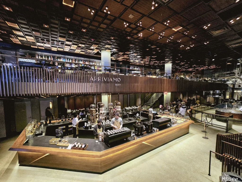 grand bar interieur comptoir avec baristas servant les cafés