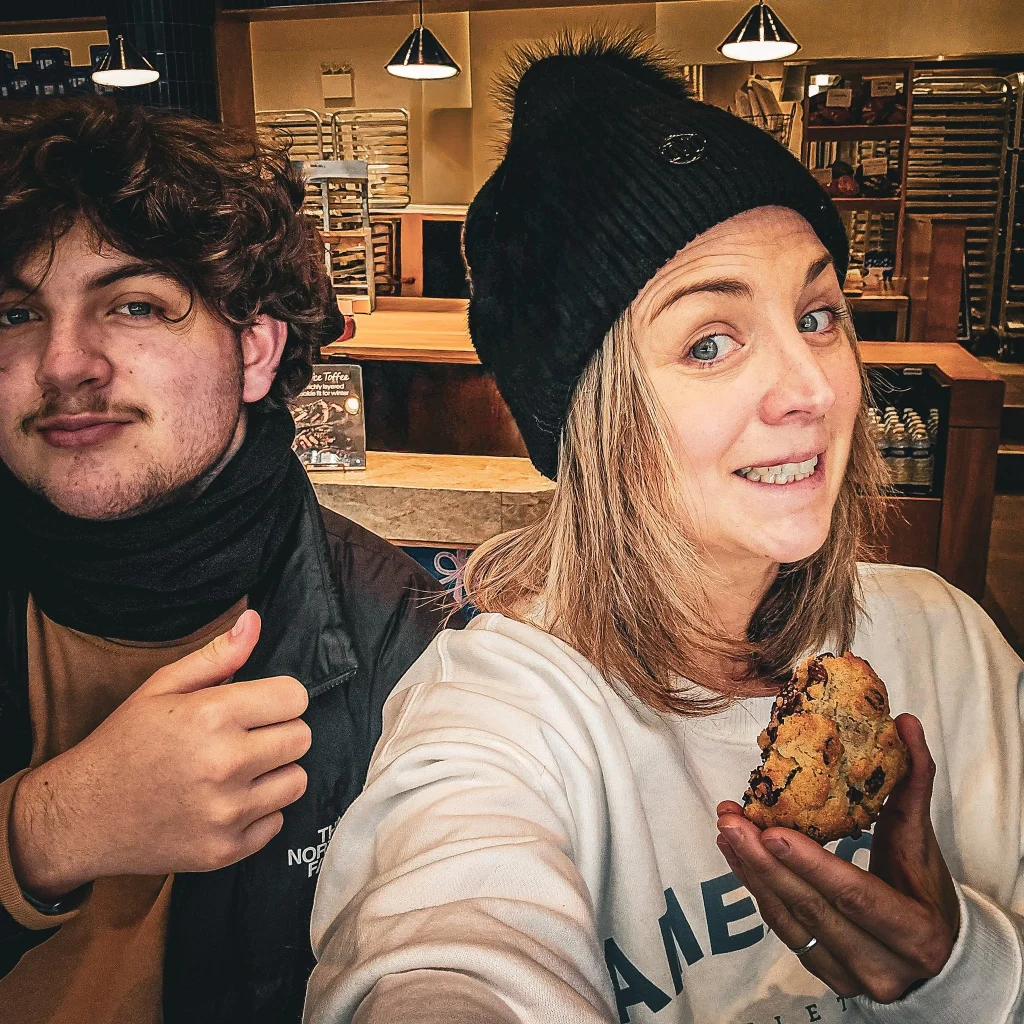 un homme et une femme degustant un cookie au chocolat