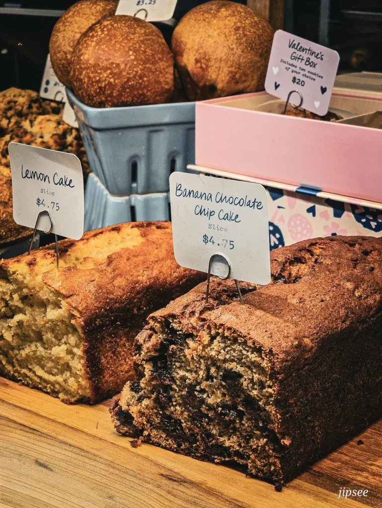 banana bread cake et assortiment de patisserie présentés en vitrine
