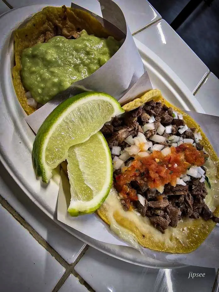 assiette de burritos a la viande avec citron vert et guacamole