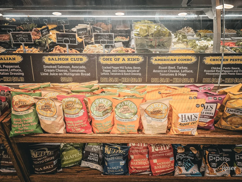 vitrine de sandwich et etagere d'assortiment de chips