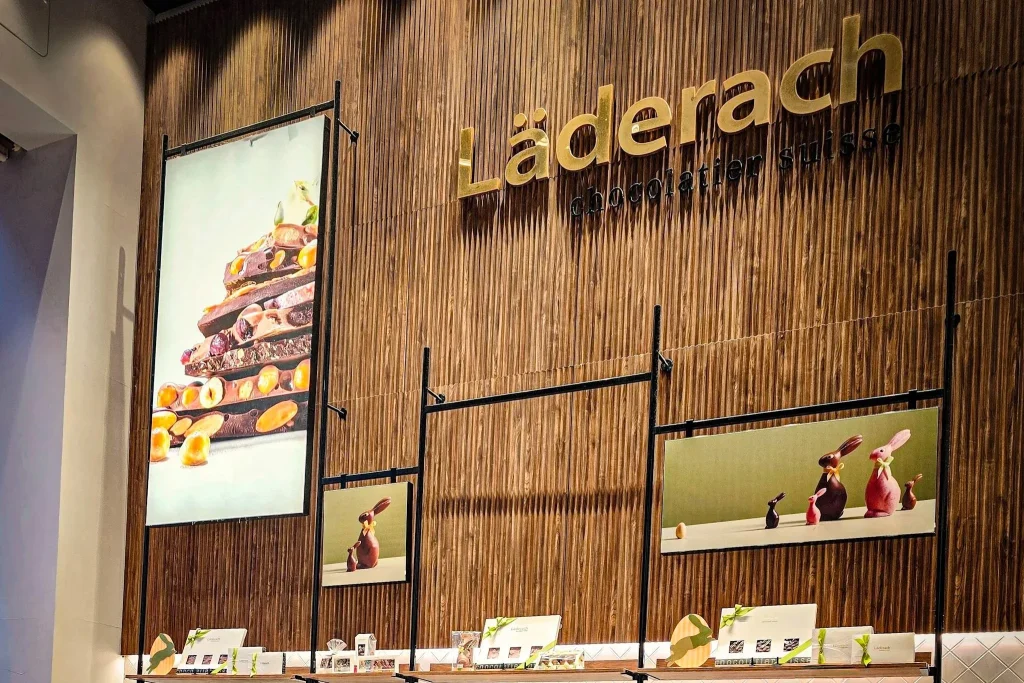 enseigne laderach cocolatier suisse comptoir de presentation des chocolats