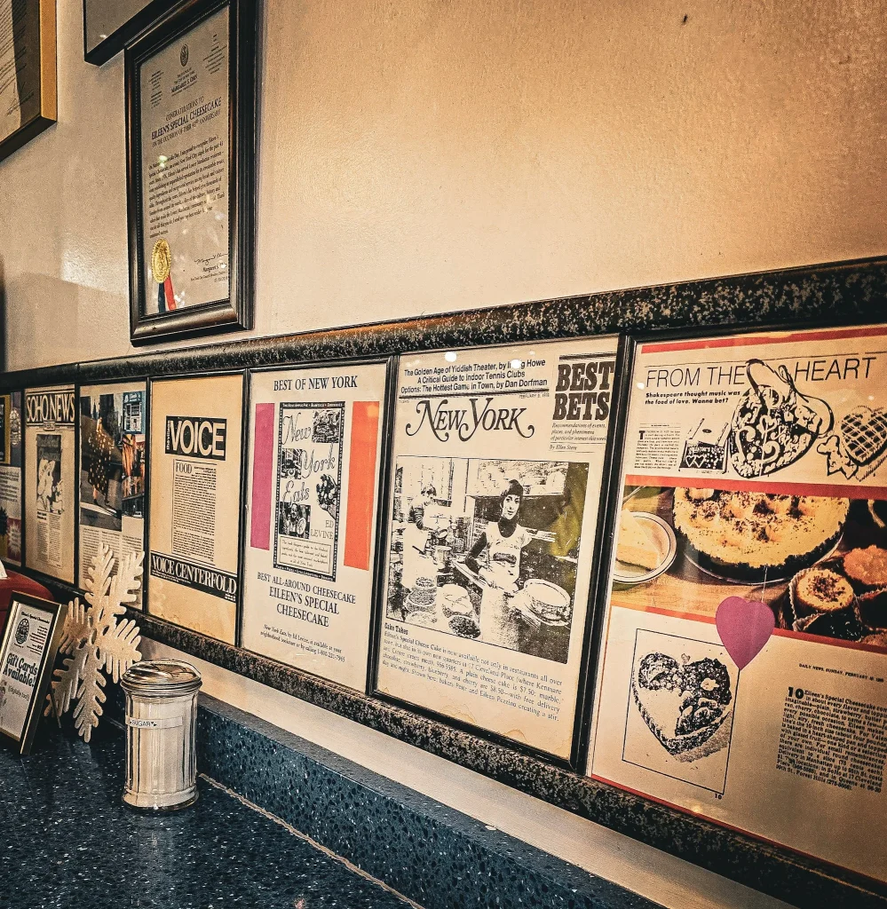 articles de journaux du new york times encadrés au mur 