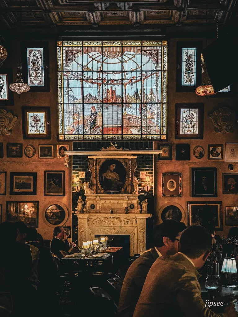 vitrail bleu et cadres sur un mur au fond d'un restaurant