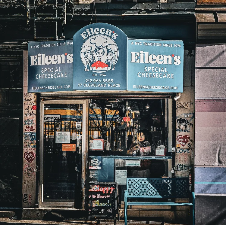enseigne et devanture bleue eilleens's cheesecake boutique new york