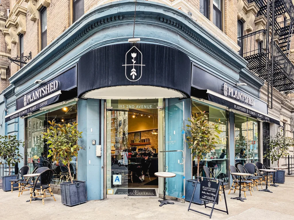 devanture bleu d'un café fleuriste new yorkais a l'angle d'une rue
