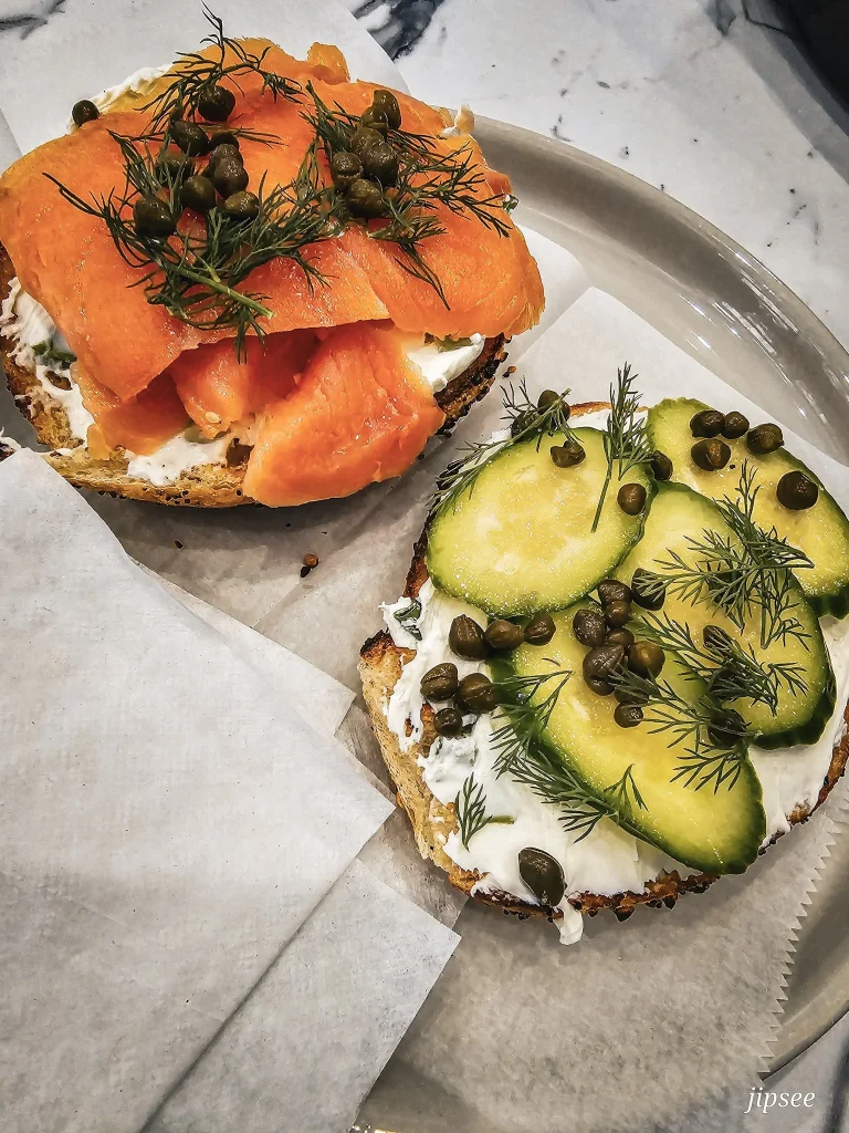 bagel ouvert au saumon au capres et au concombre