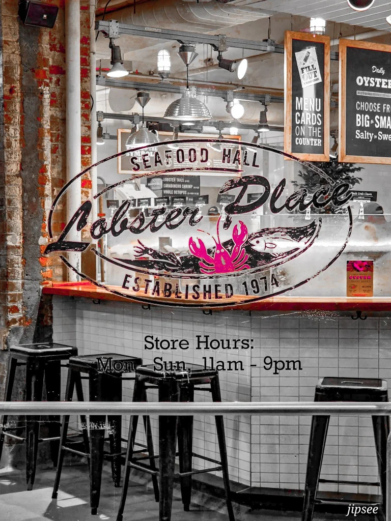 enseigne colle sur la porte d'entrée du lobster place a chelsea market