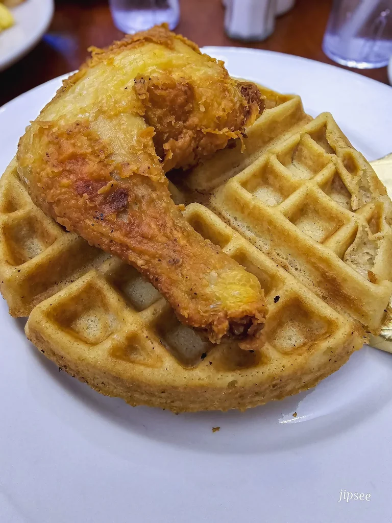 cuisse de poulet posé sur une gaufre specialité americaine servie a harlem