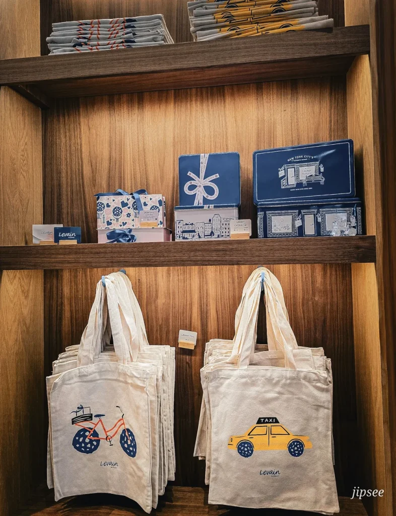 tote bag et boite cadeau sigle levain bakery sur une etagere eclairée