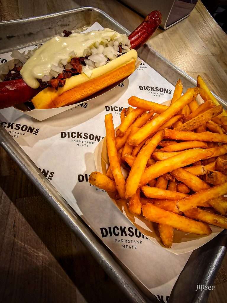 hot dog et frites sur un plateau