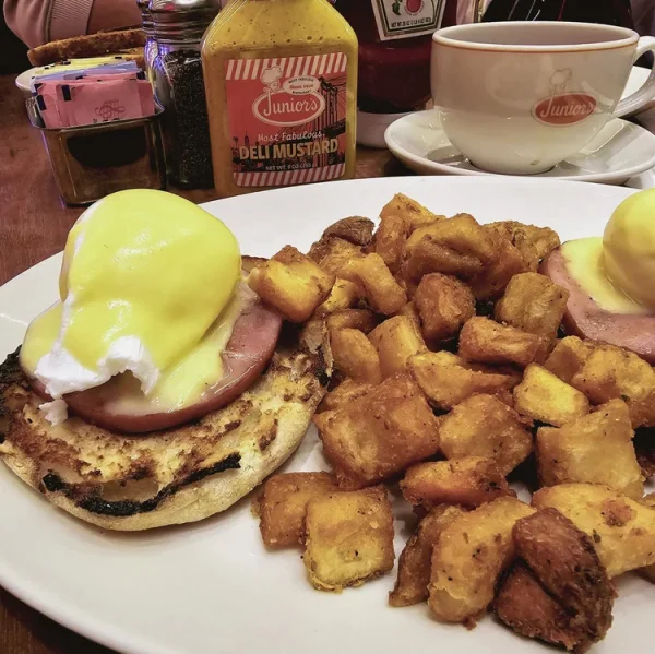 oeuf benedicte avec pomme de terre café et sauce siglé junior's new york