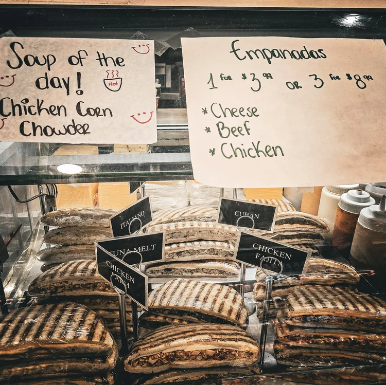 vitrine de sandwich panini a differets gouts proposition soupe ou empanada
