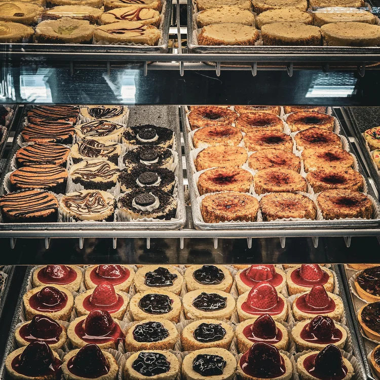 assortiment de cheesecakes en vitrine