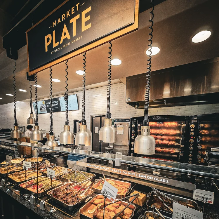 assortiment de plats chaud dans un supermarché