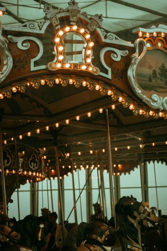 chevaux en bois d'un carrousel a l'ancienne