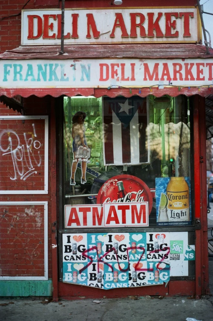 devanture vintage rouge d'un deli market