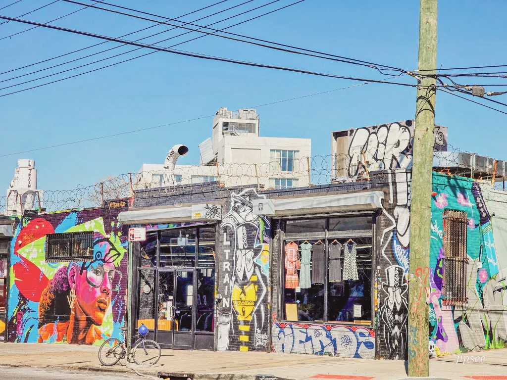 facade taguée d'une boutique de friperie velo devant et vetements en vitrine