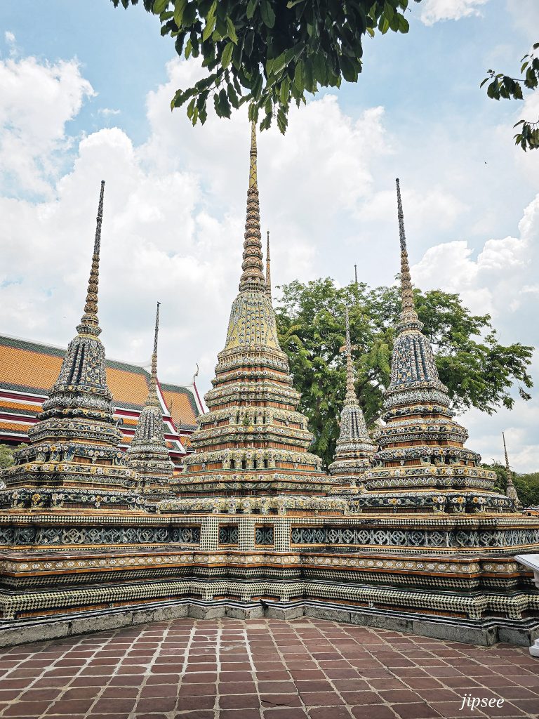 cheminées sculptées dans les jardins du temple wat pho a bangkok