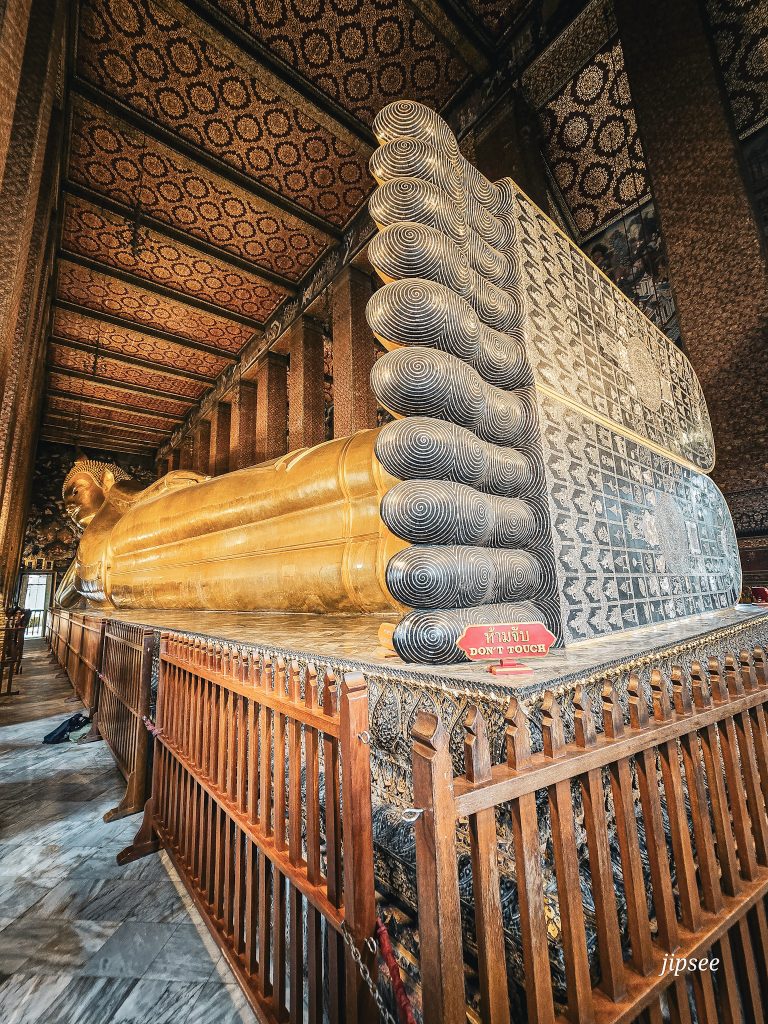 wat pho bouddha doré couché vu des pieds