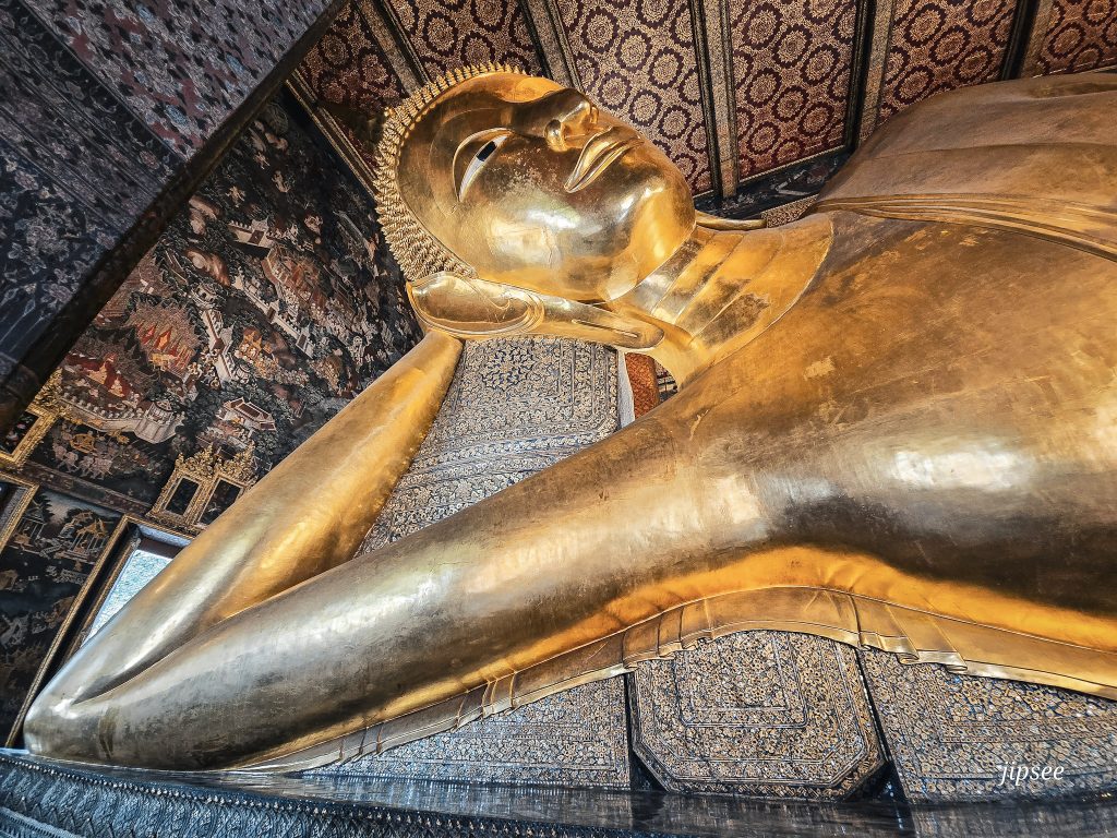 visage du bouddha couché du temple wat pho a bangkok