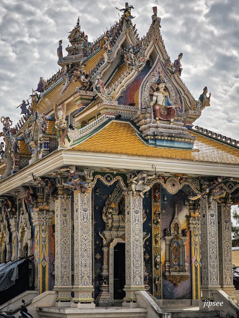 sculpture exterieure du temple wat pariwat le temple de spiderman de bangkok