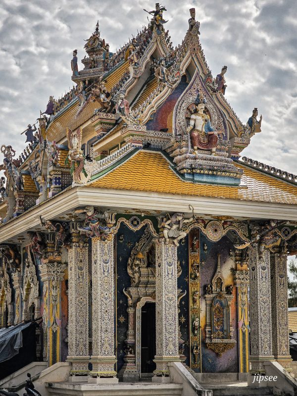 sculpture exterieure du temple wat pariwat le temple de spiderman de bangkok