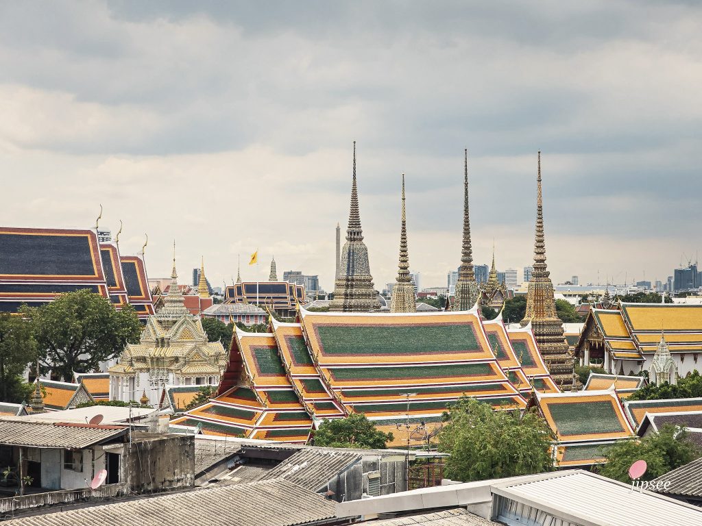toits et cheminée du temple wat pho a bangkok vu d'un rooftop alentour de bangkok