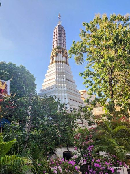 exterieur du temple wat sam pluem cheminée blanche a travers les feuillages a chinatown bangkok