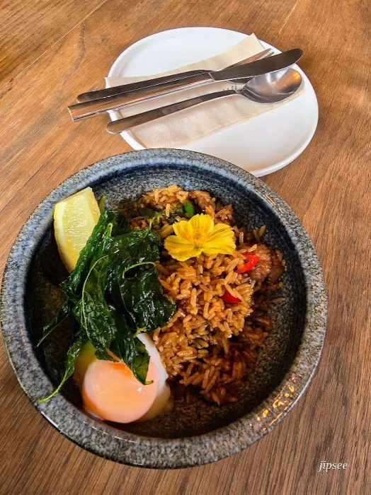 pad-krapow-moo-saap-riz-frit-bangkok