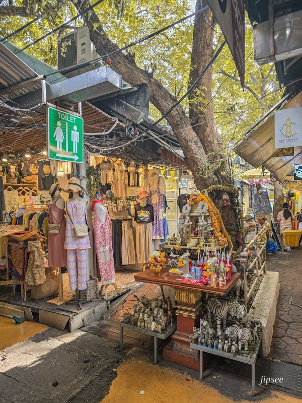 allee de boutiques de vetements au marche de chatuchak a bangkok
