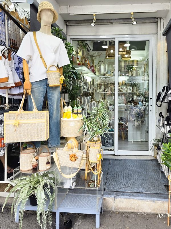 vitrine mannequoin femme d'une boutique de chatuchak market bangkok